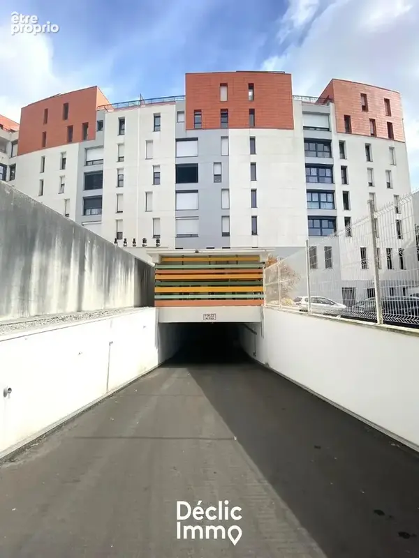 Bureaux haut de gamme 71 m² + cave - hyper centre La Roche-sur-Yon  Parkings privés + ascenseur - photo 9