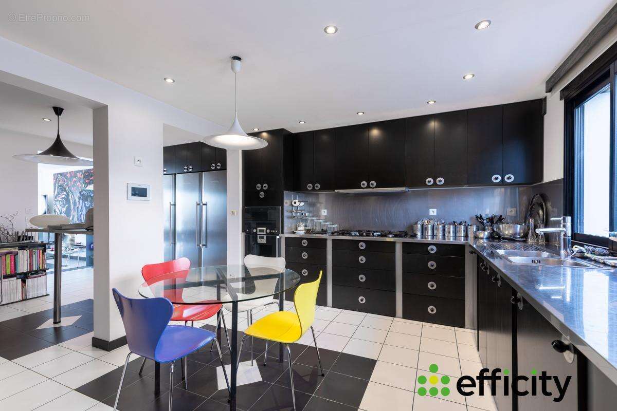 Maison 360 m² à Suresnes  - photo 5