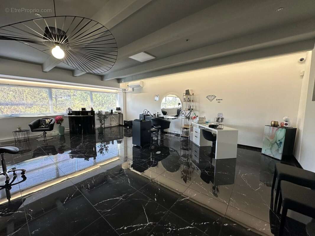 Commerce à LA GAUDE