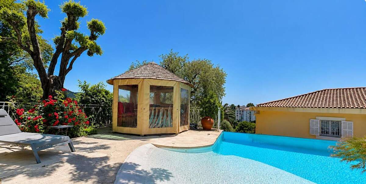 Superbe Maison de Maître avec Piscine et un Sublime Jardin Luxuriant !!! - photo 7