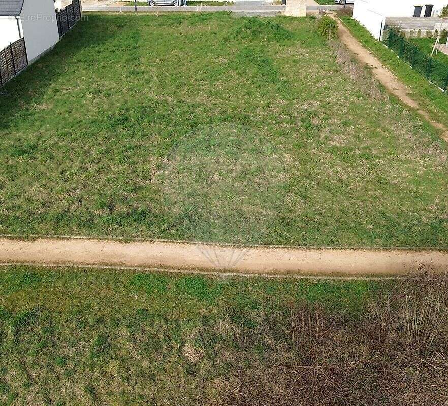 Terrain à COULANGES-LES-NEVERS