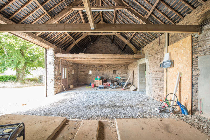 Ensemble en pierre à rénover – 340 m² de potentiel habitable – Hangar 223 m² – Terrain 3 109 m² - photo 9