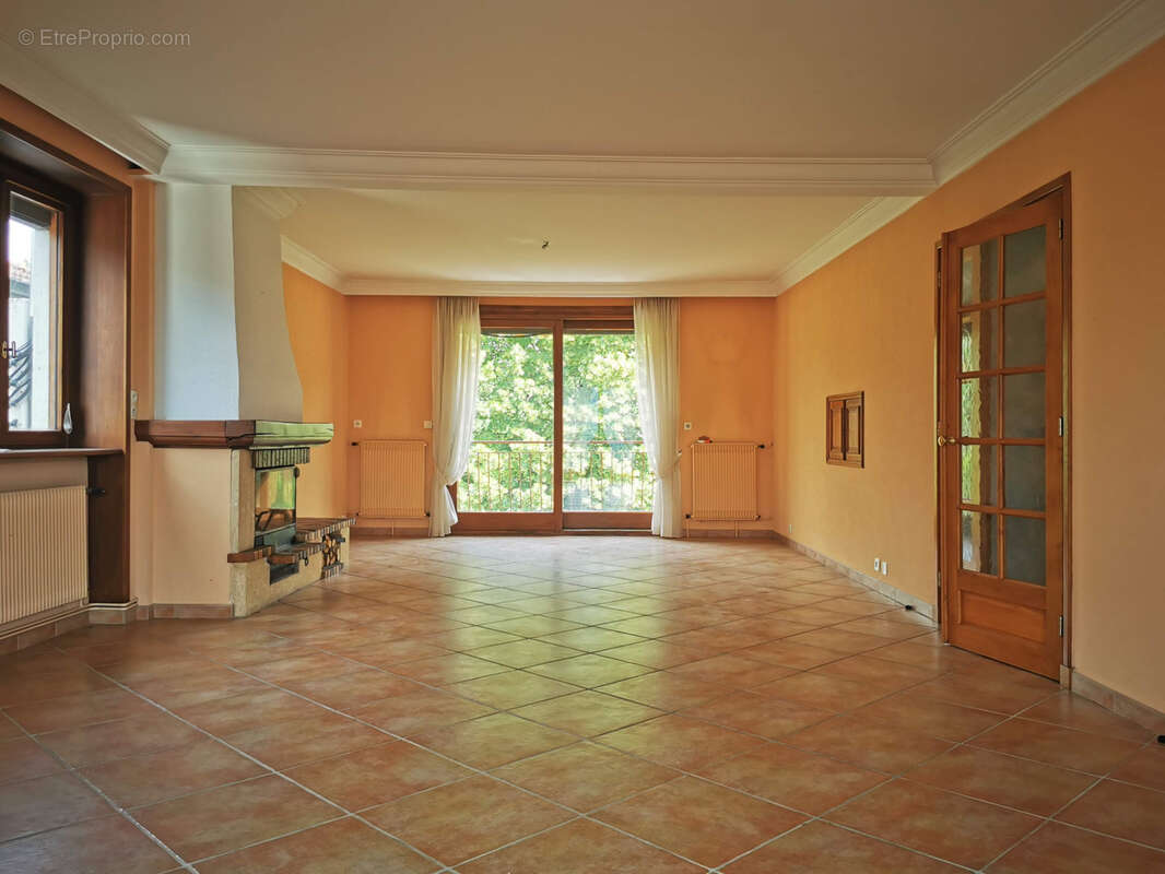 Appartement à COURS-LA-VILLE