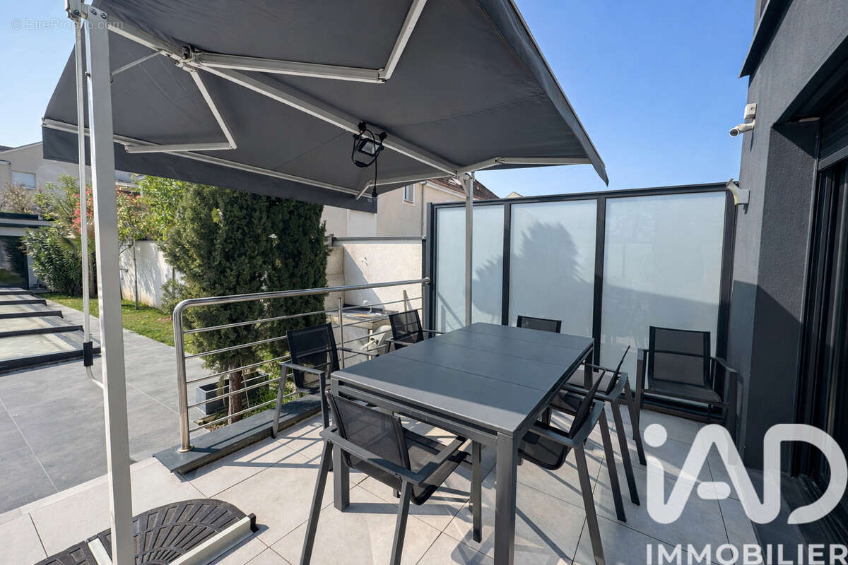 Maison 183 m² à Sainte-Genevieve-Des-Bois  - photo 3