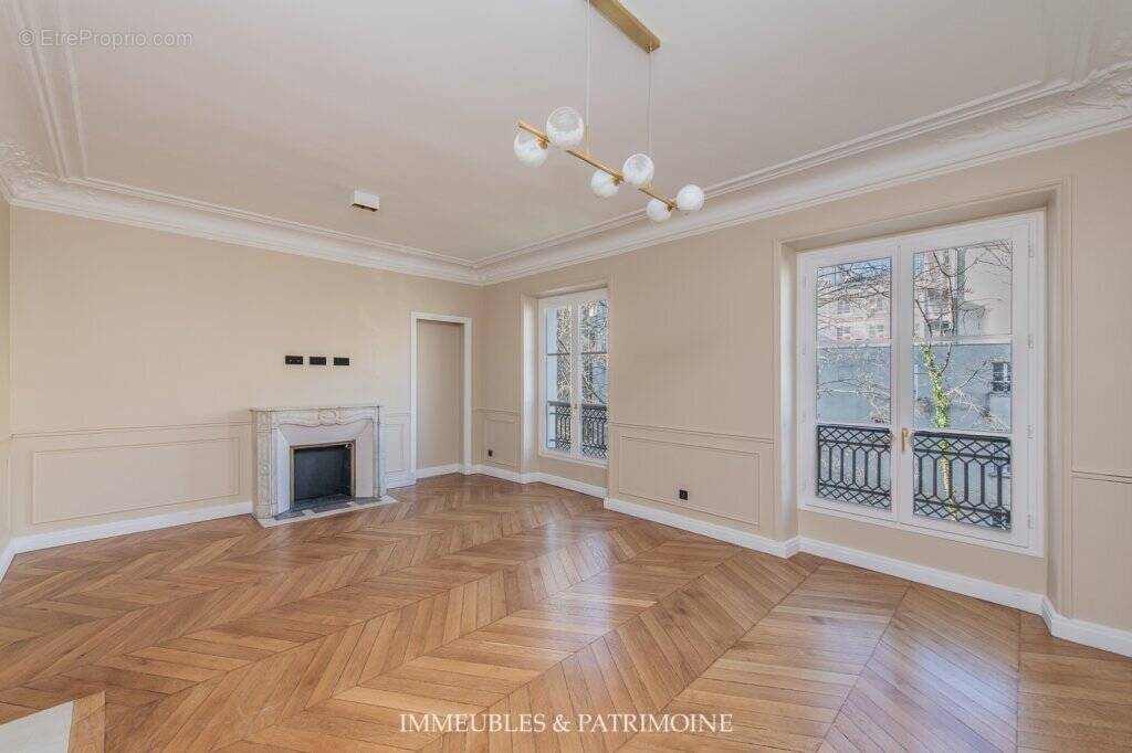 Appartement à PARIS-8E