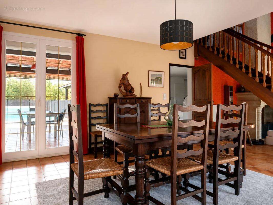 Grande maison familiale avec piscine et dépendance - photo 7