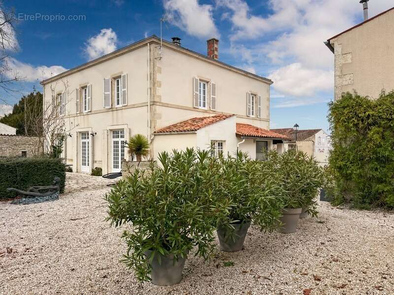 Maison à SAINT-SAUVEUR-D'AUNIS