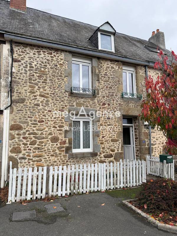 Maison à SAINT-THOMAS-DE-COURCERIERS
