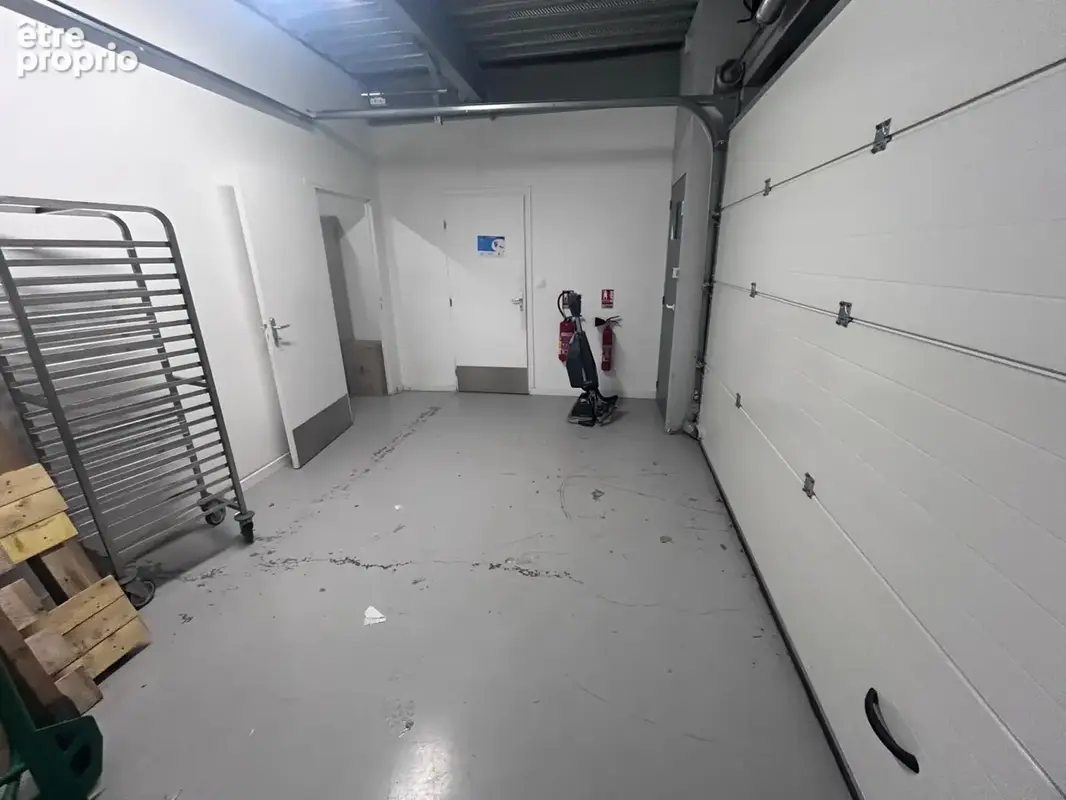 Proche de LILLE (59) - Local d'activité de 320 m2 avec 13 places de parking privatives - photo 11