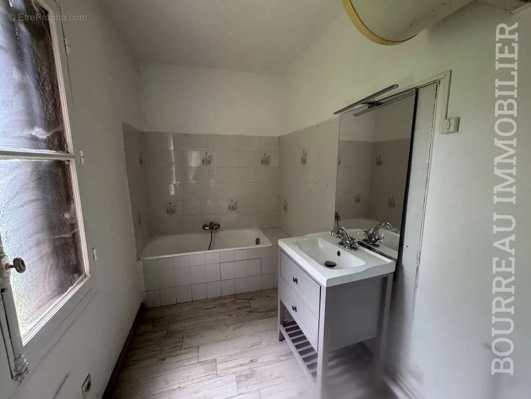 Appartement à LA CELLE-SAINT-CYR