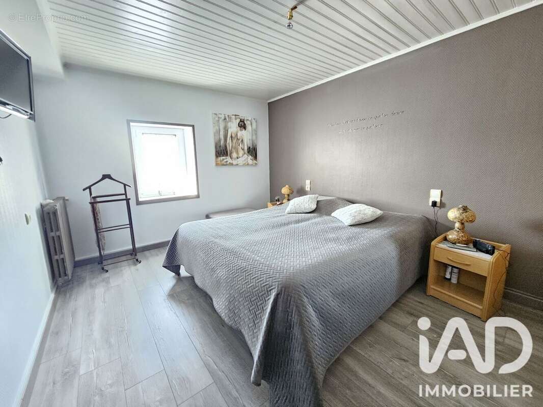 Maison 170 m² à Corme-Ecluse  - photo 8