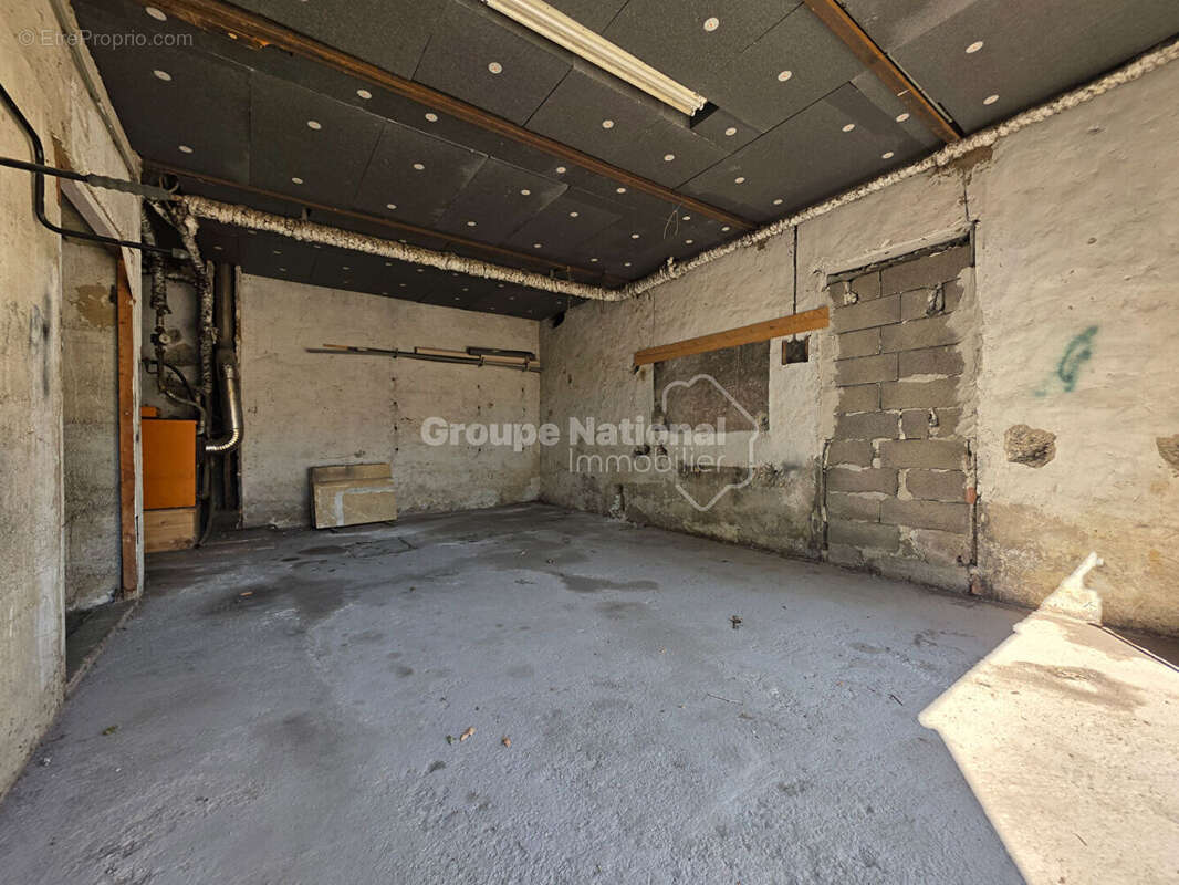 Maison de ville - Potentiel, grands garages et cour - photo 16