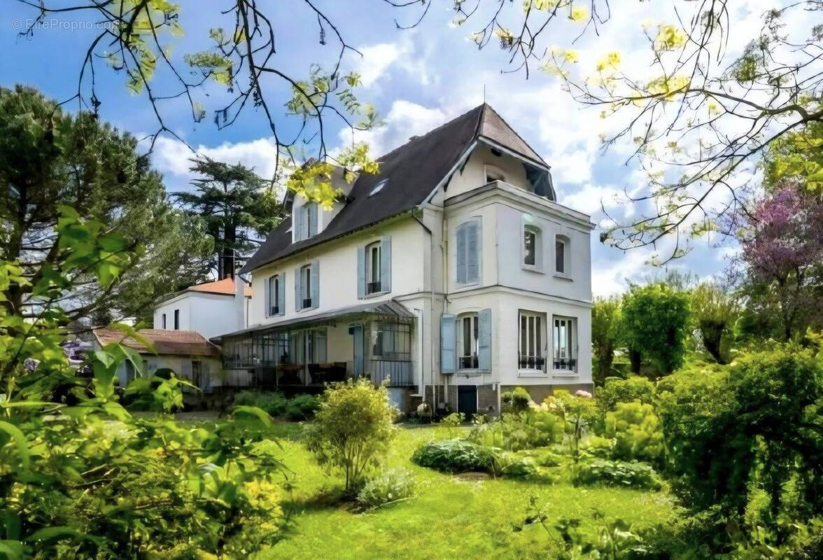 Maison à MANDRES-LES-ROSES