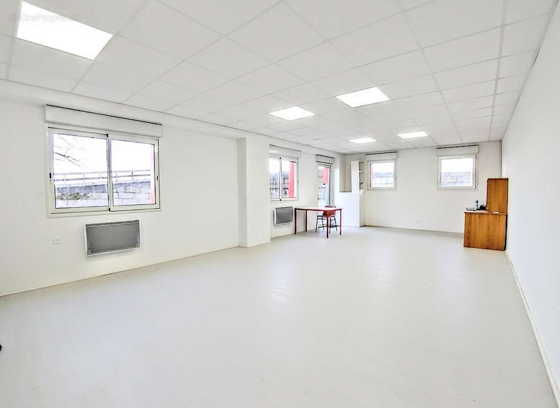 Bureaux Pros + Logement de fonction + Entrepôt 2006 Rodez - photo 2