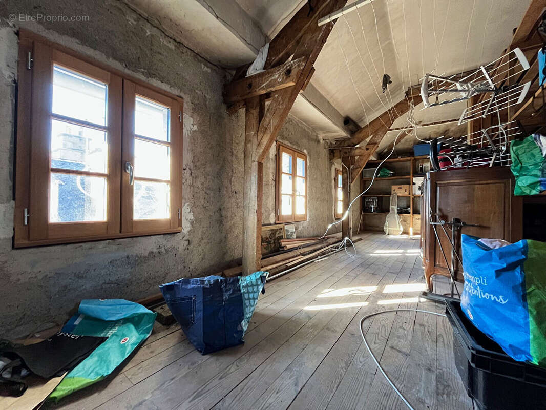 Maison à VIC-SUR-CERE