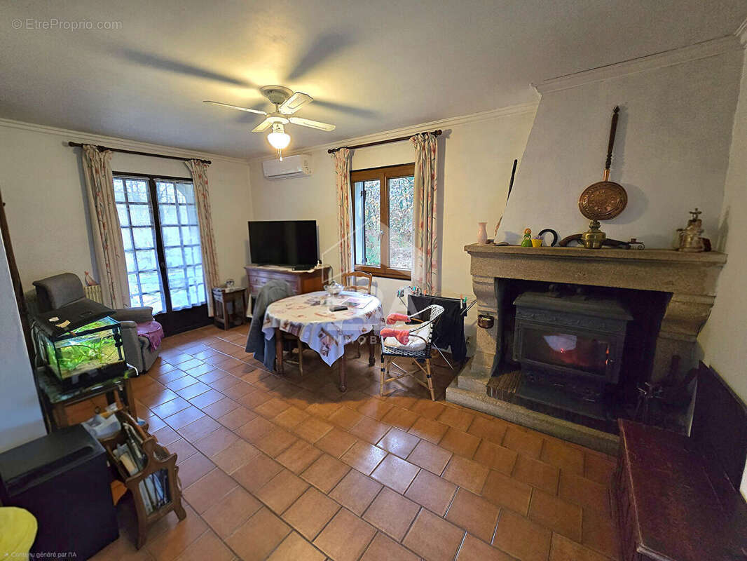 Maison à EGLISE-NEUVE-D&#039;ISSAC