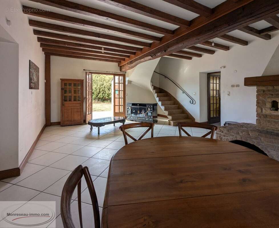 Sevrey, 1ère couronne de Chalon-sur-Saône, longère de 254 m² avec dépendances sur terrain de 5 000 m² - photo 4