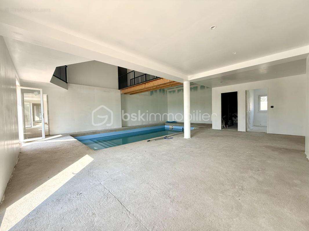 RARE – Propriété 363 m² – 10 chambres – Piscine intérieure – Idéal gîte - photo 5