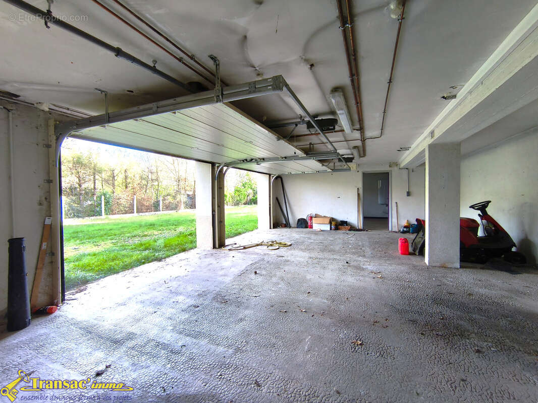 À Peschadoires, villa 9 pièces avec terrasse, garage 2 voitures et terrain. - photo 15