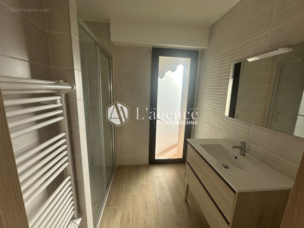 Appartement à SAINT-LAURENT-DU-VAR