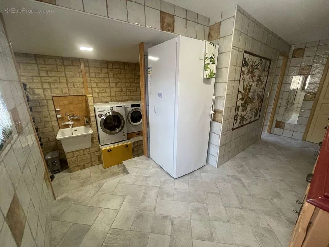 Maison en pierre rénovée avec dépendances de 270 m² - photo 8