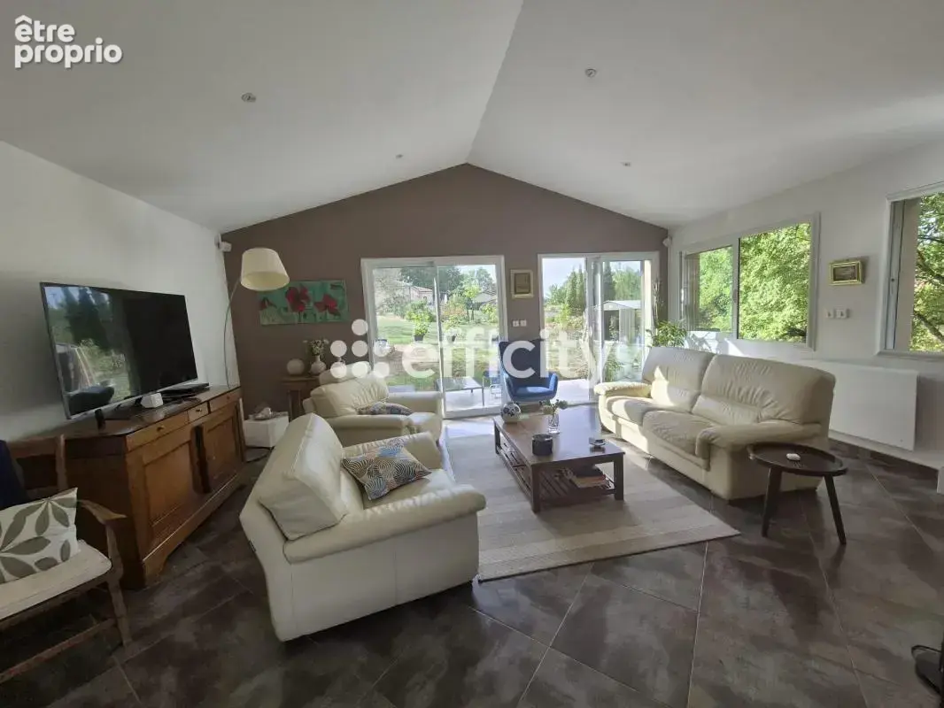 Maison 174 m² à Confolens  - photo 2