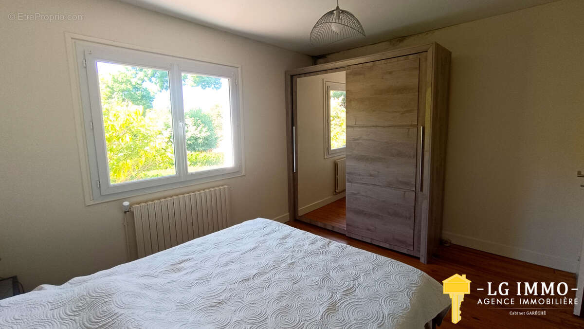 Maison de bourg, 4ch, studio, garages sur 971 m2 de terrain - photo 10
