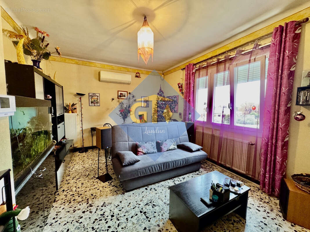 Maison à LAUDUN-L&#039;ARDOISE