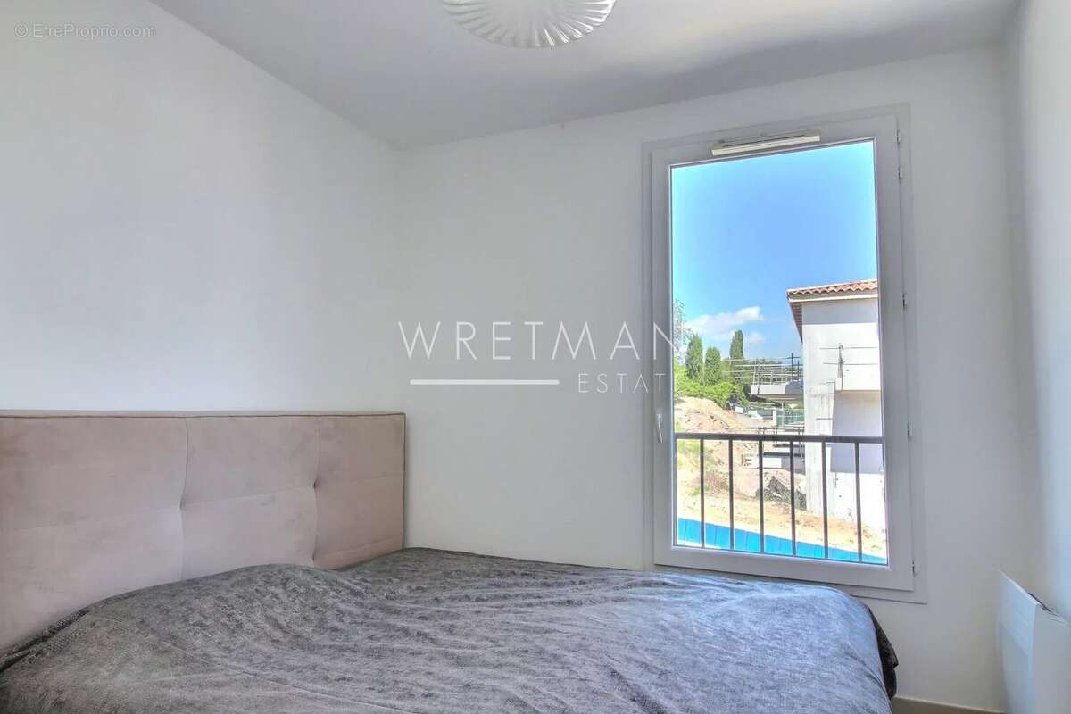 Appartement à LA ROQUETTE-SUR-SIAGNE