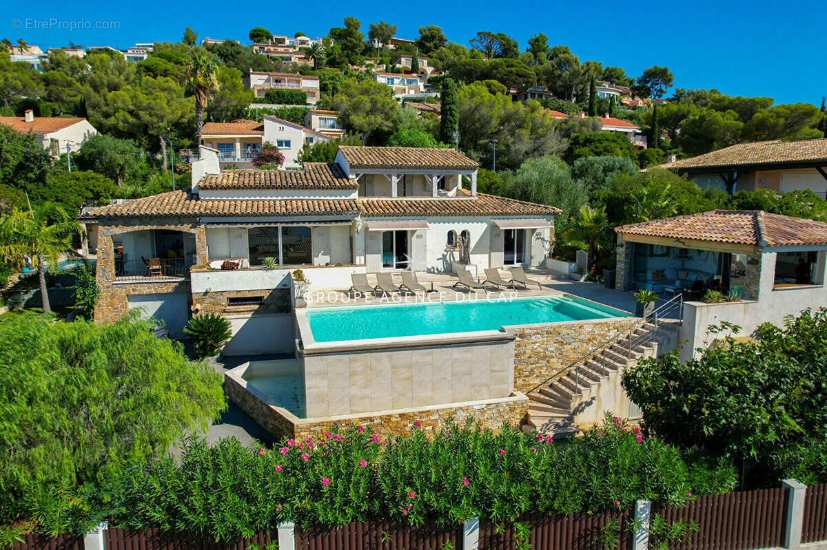 A vendre villa 6 chambres en suite piscine pool house vue mer panoramique sur st-tropez garages et parkings - photo 3