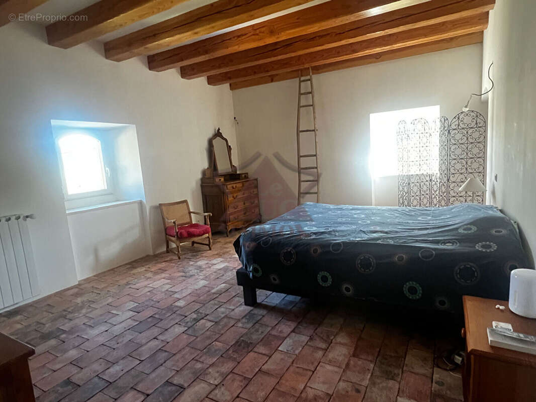 Maison à MEYRANNES