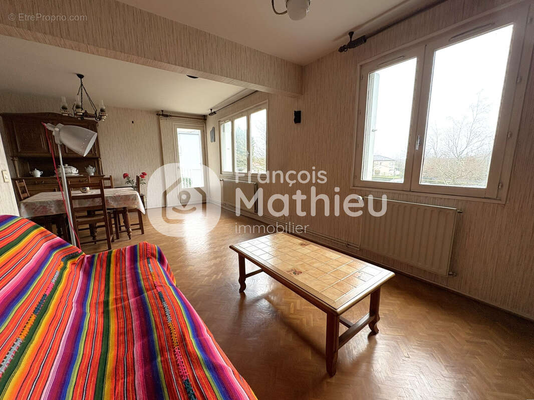 Appartement à PERONNAS