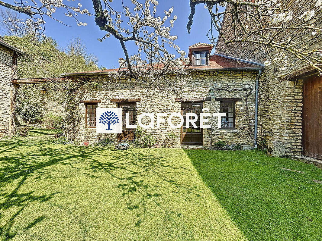 Bâtisse coeur de village avec maison annexe et grange en parfait état - photo 12
