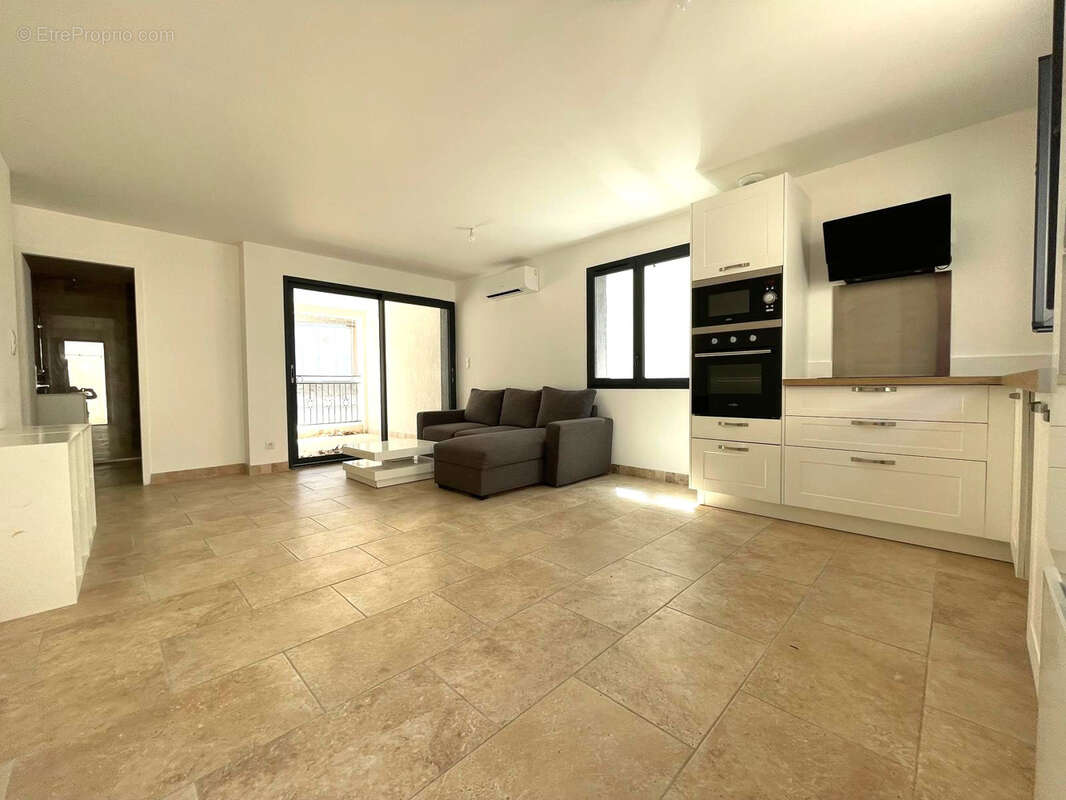 Appartement à COLLOBRIERES