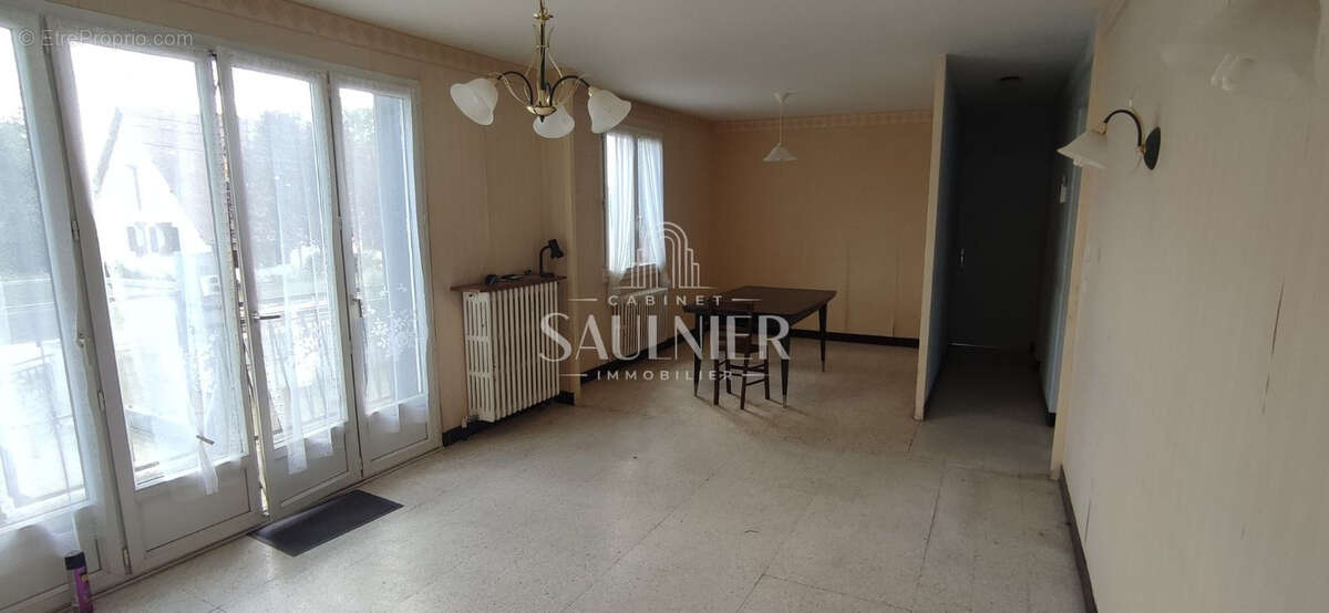 Maison à SELLES-SAINT-DENIS