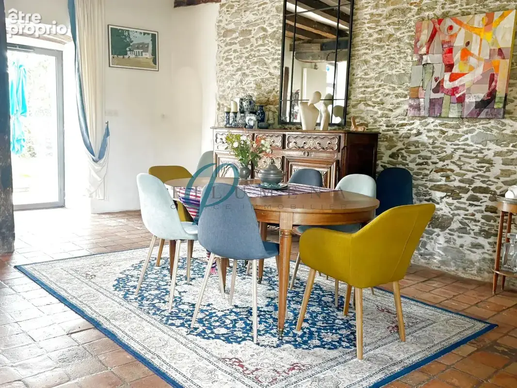 À vendre, Magnifique Manoir au Charme Indéniable de 254m2 avec dépendances et une entrée indépendante. - photo 4