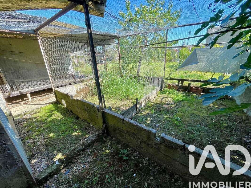 Terrain 892 m² à Lathus-Saint-Remy  - photo 8