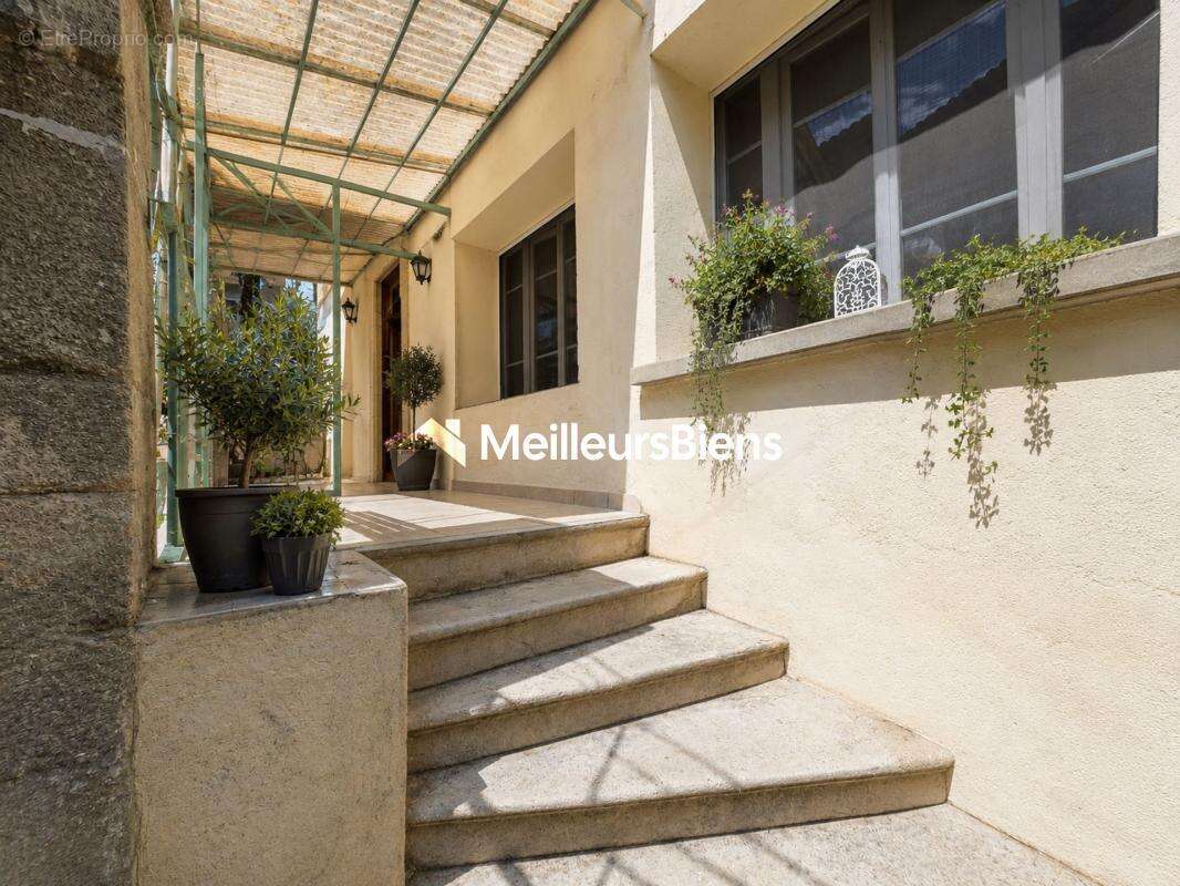 À 2 pas du Vidourle : ancienne école rénovée avec 4 chambres, garage et potentiel locatif - photo 3
