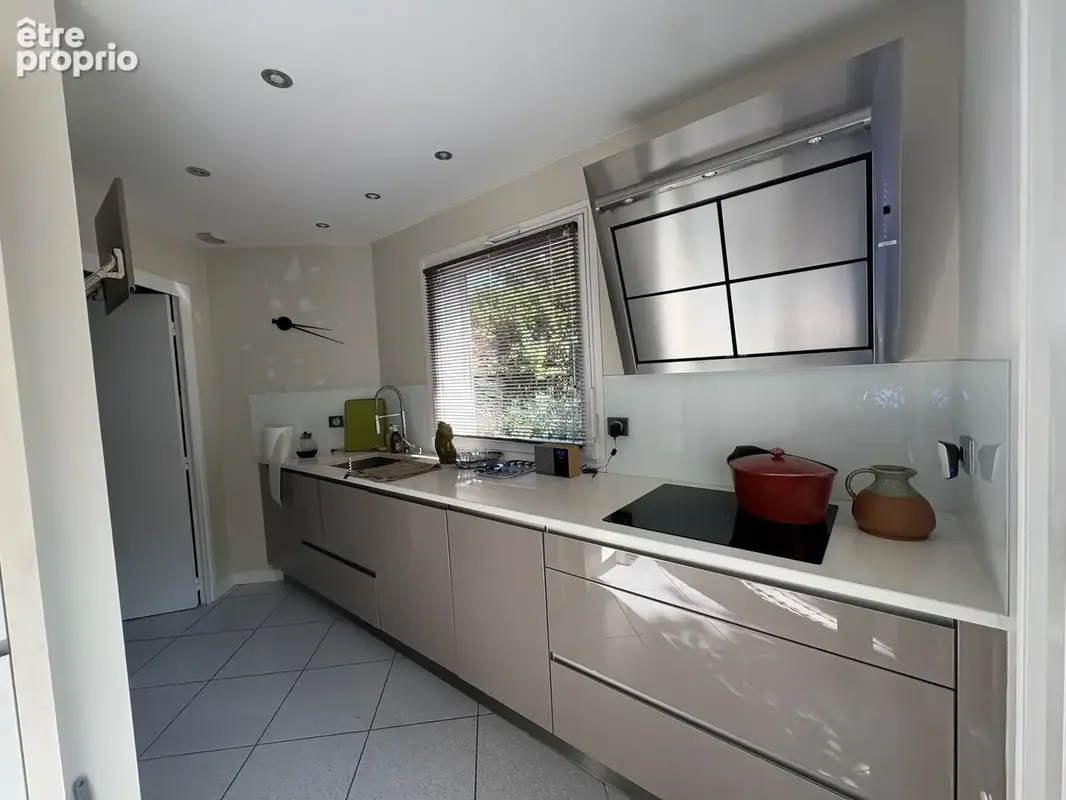 Maison T7 de 135.47 m2 avec piscine et annexes sur terrain de 1053 m2, 07500 GUILHERAND-GRANGES - photo 6