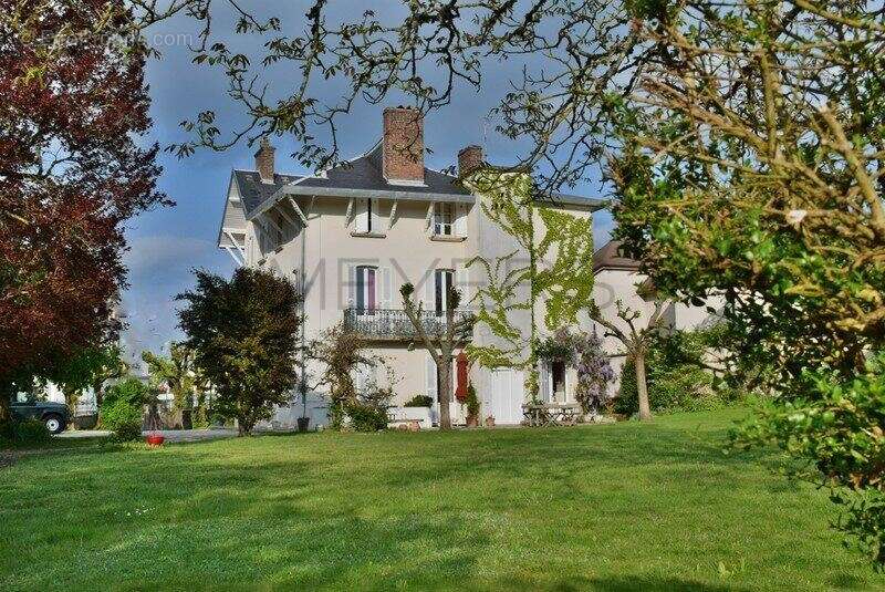 Maison 360 m² à Le Creusot  - photo 2