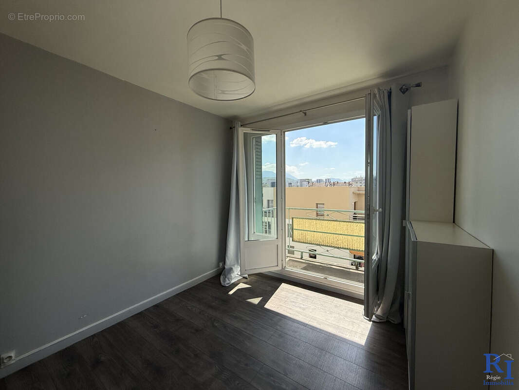 Chambre avec balcon - Appartement à GRENOBLE