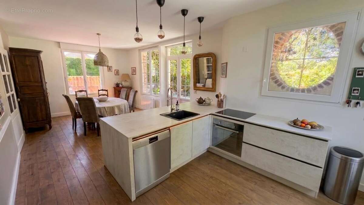 Maison de 8 pièces de 215 m² à Aix-Villemaur-Pâlis - photo 2