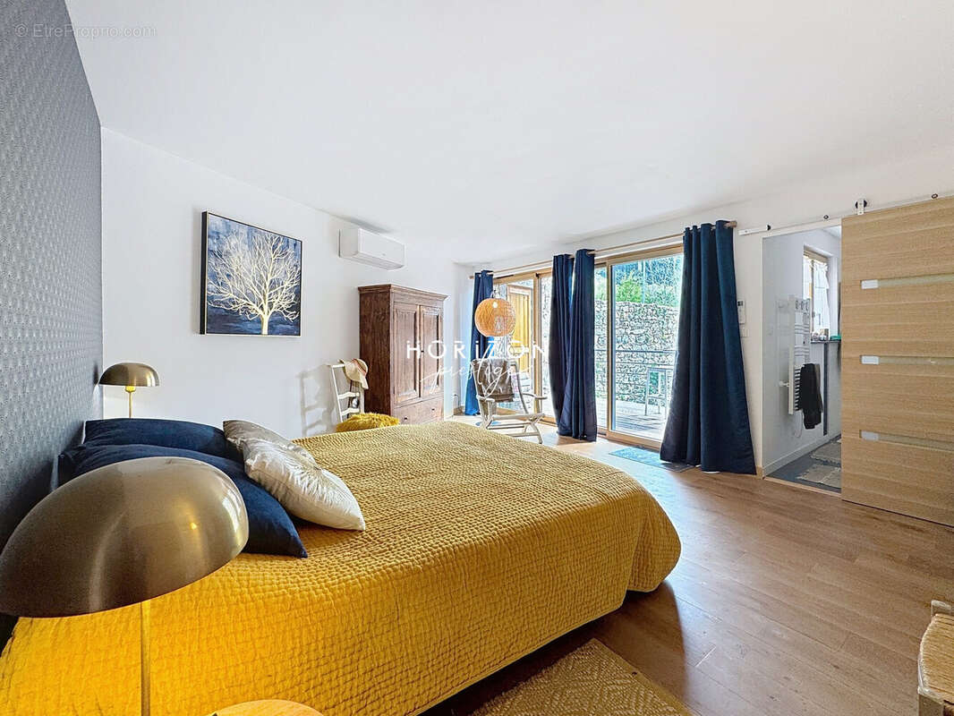 Maison 540 m² à Julienas  - photo 8