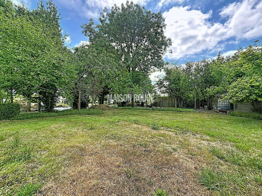 TRESSE - Maison en pierre à rénover avec jardin de 900 m², garage et beau potentiel d'aménagement - photo 15