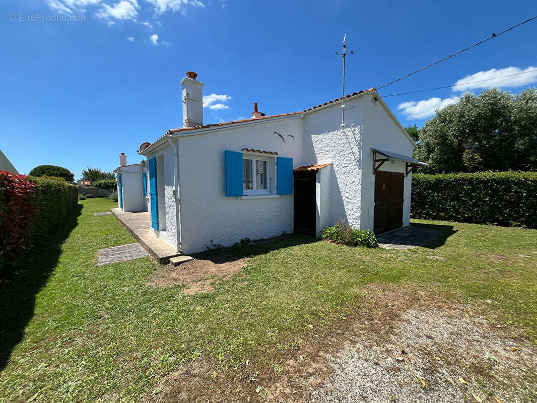 Saint-Pierre - À deux pas du port : maison avec studio indépendant sur 862 m² de terrain - photo 3
