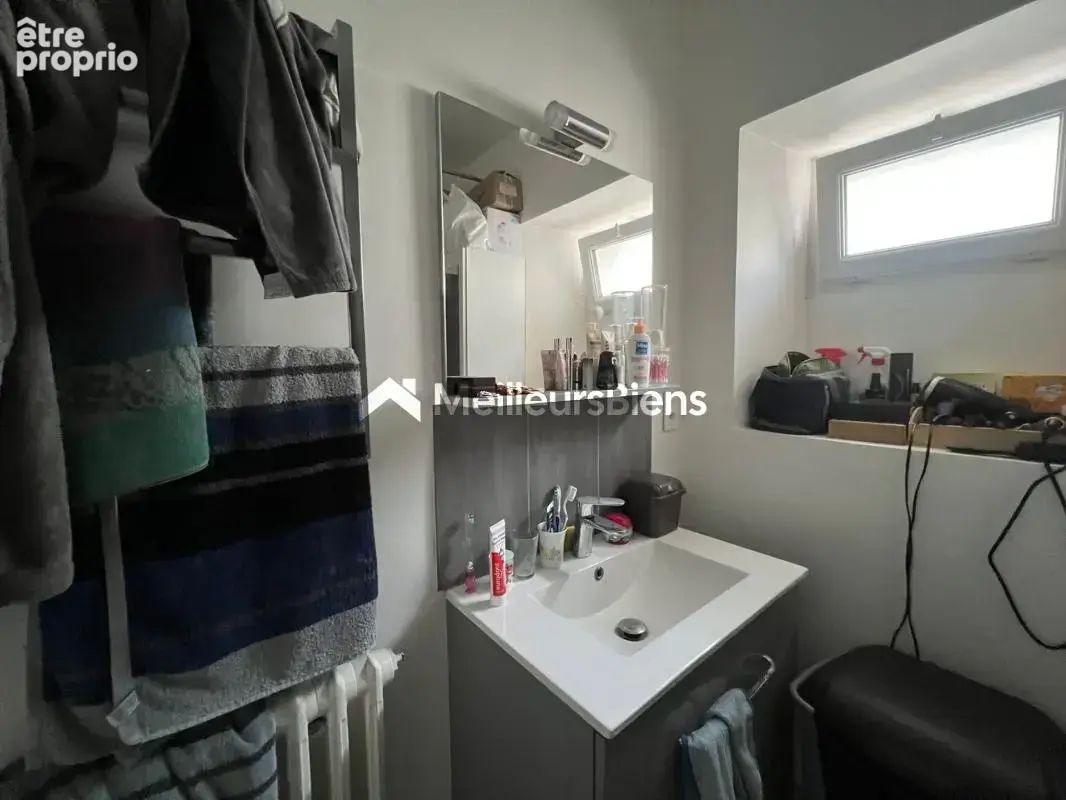 Ensemble immobilier - 134 m² composé d'une maison louée (T4) et d'une maison libre (T2) + grange et garages - photo 6