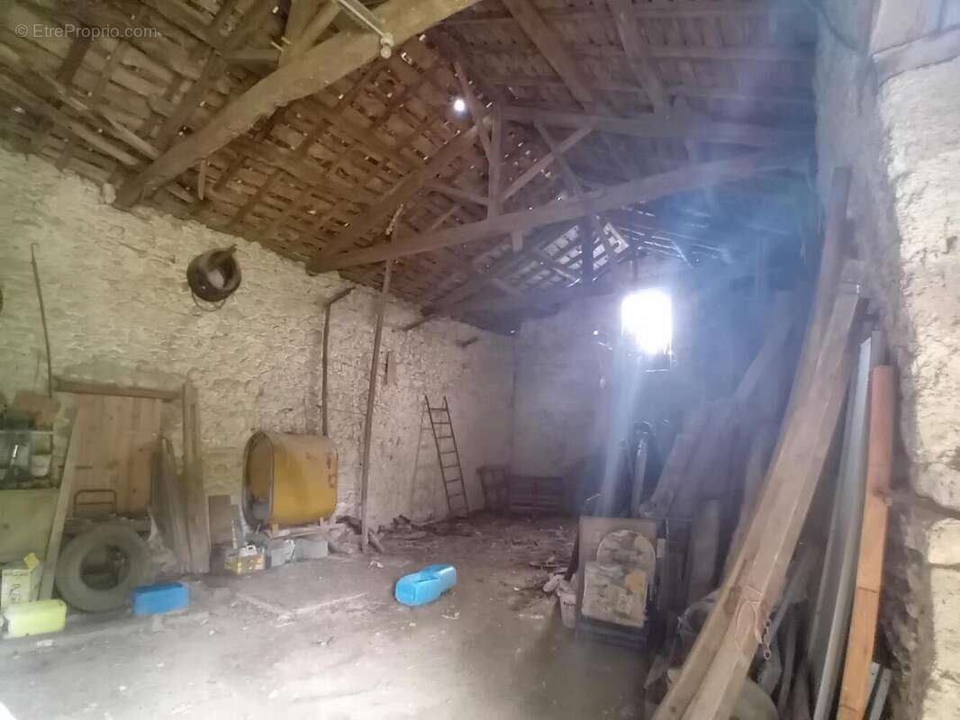  Grange  - Maison à SAINT-PIERRE-LAFEUILLE