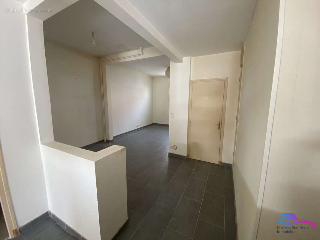 Hall d&#039;entrée appartement - Appartement à LA CHATRE