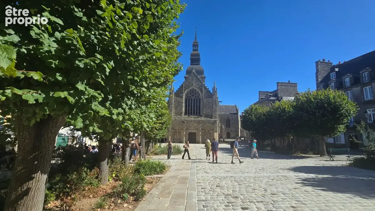 "DINAN -Place Saint-Sauveur : Appartement de caractère avec vue sur "la Basilique" meublé ! - photo 15