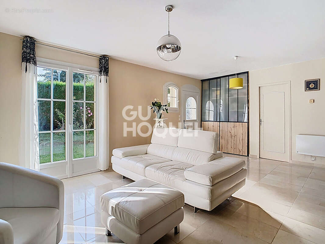 Maison à PEROY-LES-GOMBRIES